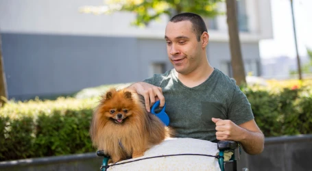 En vuxen som har personlig assistans