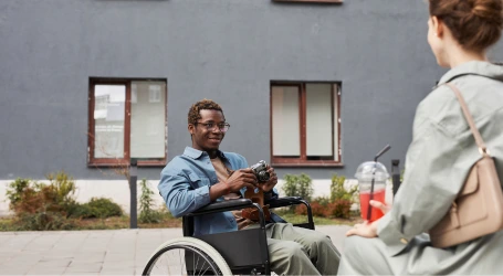 En rullstolsbunden man som har personlig assistent